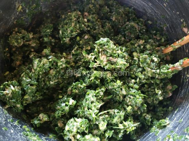 先拌匀，再放适量熟油和盐调味。