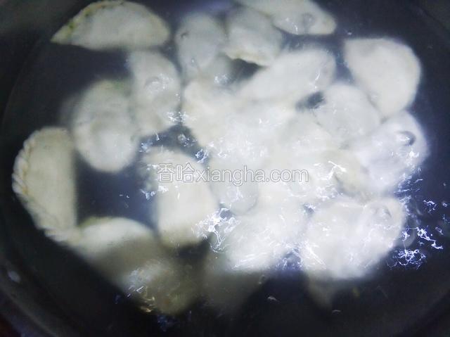 锅里放两勺盐水开下饺子，开锅后点三遍凉水，好了就可以捞出了。