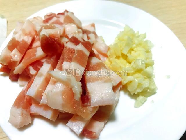 五花肉切小条，蒜末准备好