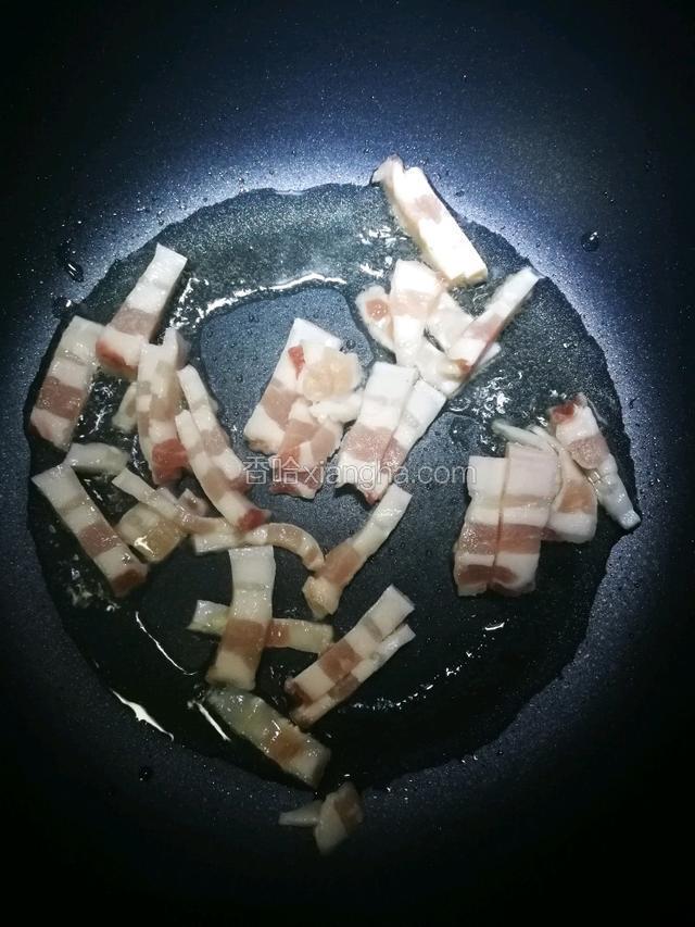 放入五花肉炸香