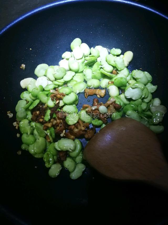 放入蚕豆翻炒两分钟