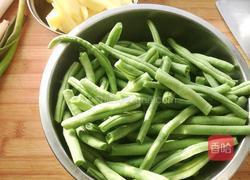 干煸排骨豆角土豆条的做法图解2