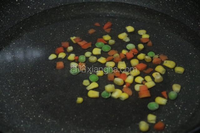 把彩豆（胡萝卜丁、青豆、玉米粒）放入锅煮至熟捞出！