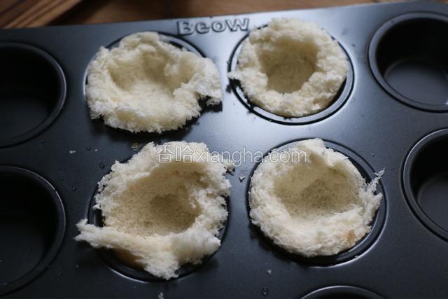 按压在蛋糕模具中