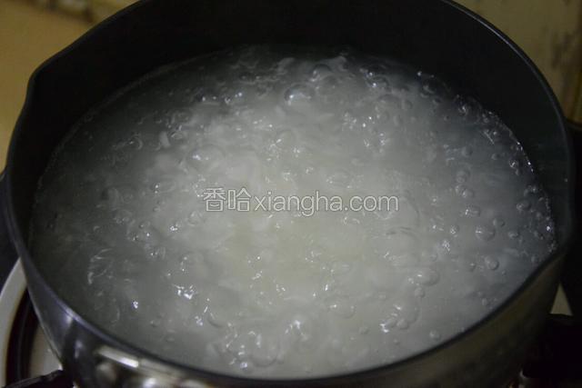 将剩饭倒入开水锅中煮开