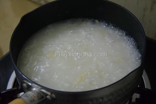 小火熬煮至粥浓稠