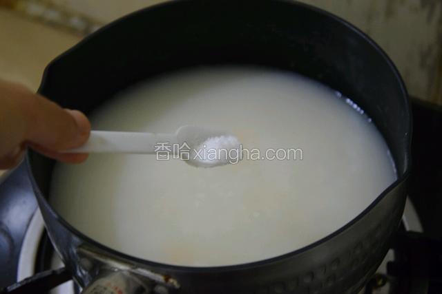 加入盐拌匀
