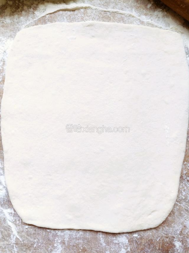醒好的年分成四等份，擀成长方形面片，面片上均匀的抹一层食用油