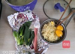 蛋裹炒泡面的做法图解2