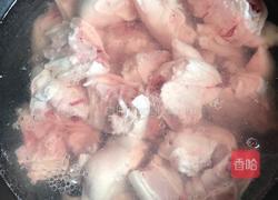 冰糖炖猪蹄的做法图解1