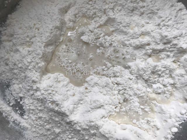 慢慢倒入饼皮面粉中，用筷子搅拌成絮状