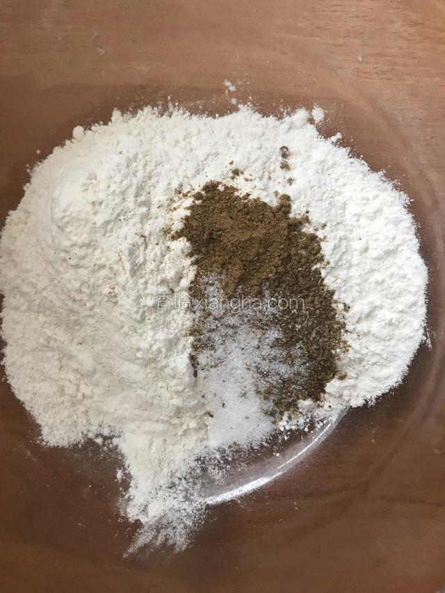 面团发酵的过程来做油酥，将油酥的面粉放入容器内，加入五香粉、盐、孜然粉拌匀