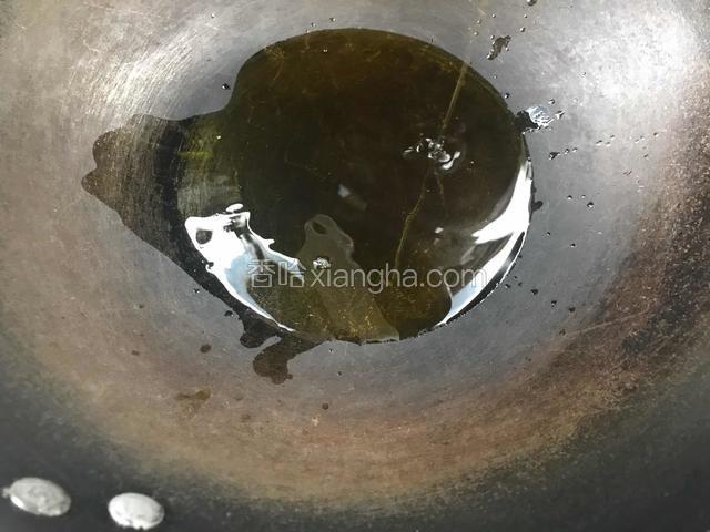 热锅放入油烧至十成热