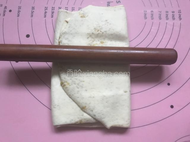 用擀面杖轻轻的擀成长方形，重复16.17.18步三次