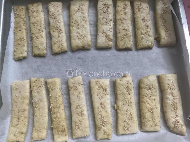 放入铺好油纸的烤盘上，醒发20分钟，提前5分钟预热烤箱