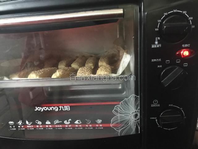 醒发好后放入预热好的烤箱层220度烤20分钟