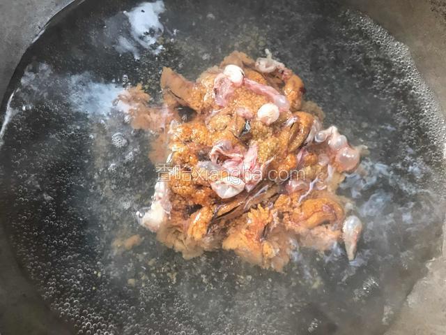将鱼籽同冷水一起下锅煮开
