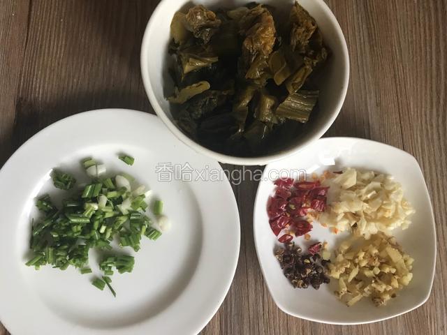 备好配料和酸菜