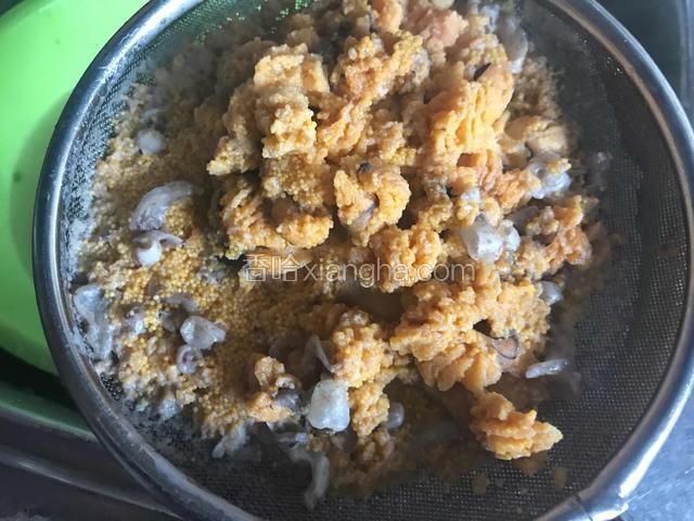 将煮好的鱼籽捞出沥水