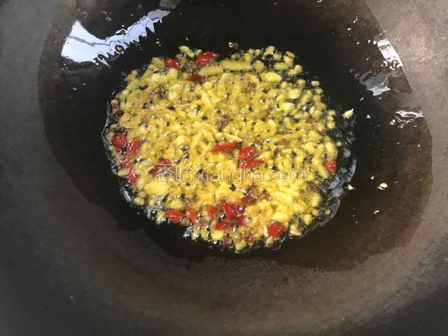放入姜、蒜末，干辣椒爆香