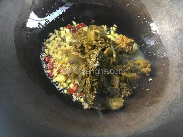 加入酸菜，炒至出香味
