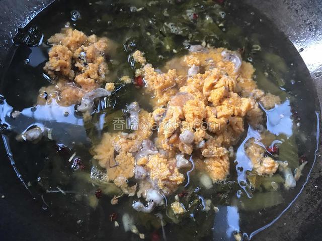 加入鱼籽，大火煮开，再中火煮5分钟