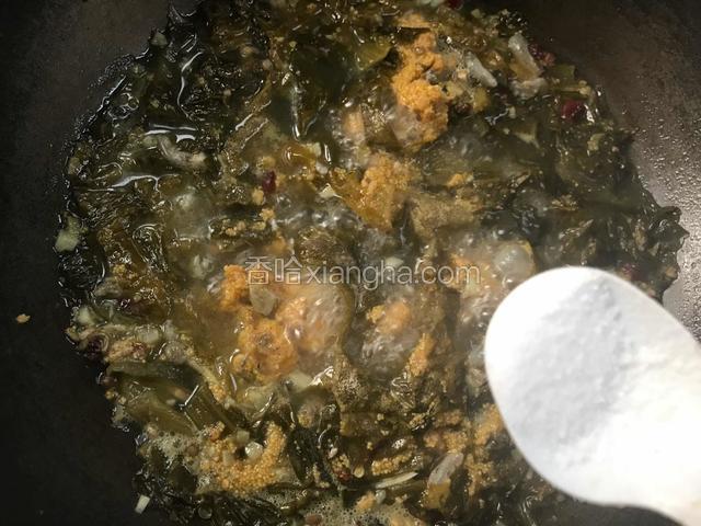 调入盐拌匀，煮一会