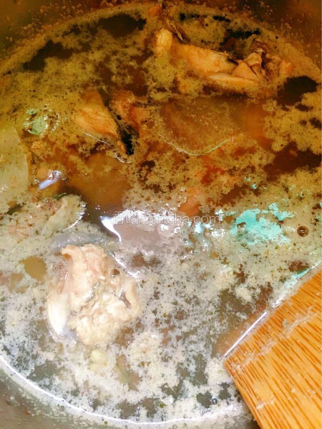 黑鸡块凉水下锅，焯水处理后再用凉水冲洗干净备用