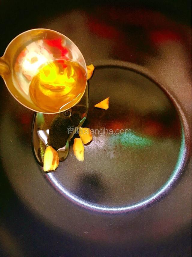 热锅下姜片，倒入1大勺的山茶油