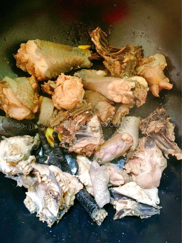 倒入黑鸡块，翻炒1分钟