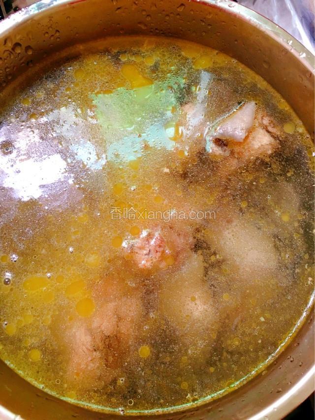 将炒好的黑鸡块倒入容器内，加入适量的清水