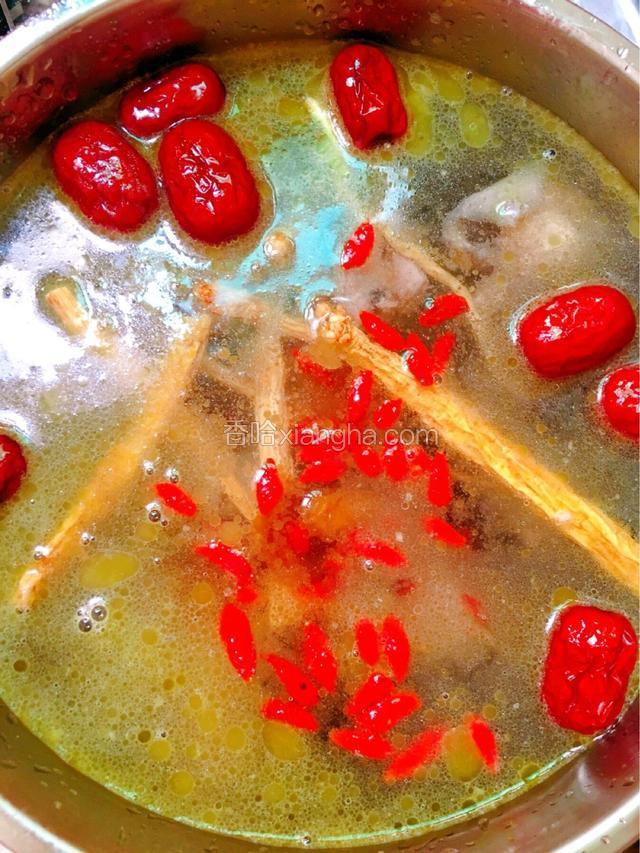 加入步骤2中的所有材料，放入蒸锅中隔水蒸炖1.5～2小时