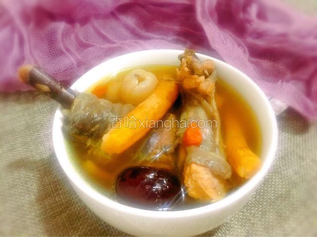 美味可口的山茶油黑鸡汤就做好了