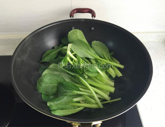 倒入油菜快速翻炒。