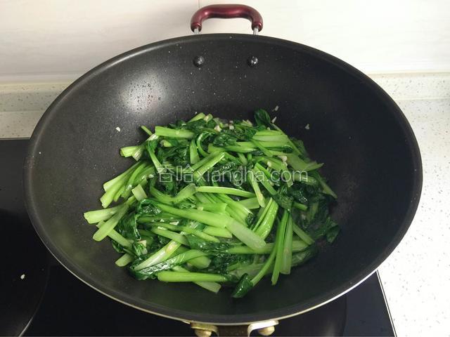 最后调入鸡精炒匀即可。
