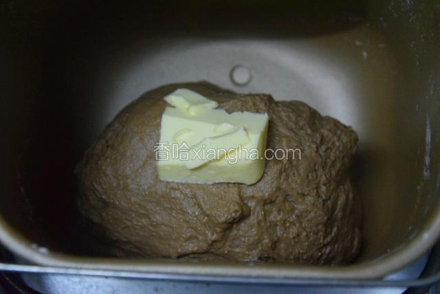 分次加入黄油，继续揉面