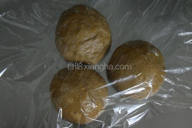 取出，用手压出大气泡，分成三块相同大小的面团，盖上保鲜膜醒发十五分钟