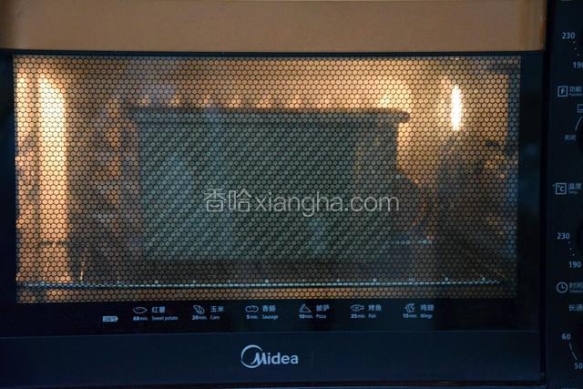 放入预热好的烤箱160℃左右烤二十五分钟