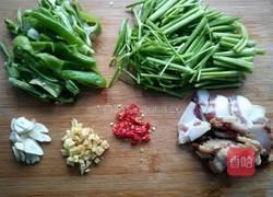 野芹菜炒腊肉的做法图解3