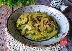 素炒苦瓜的做法图解1