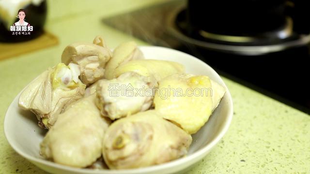 鸡肉捞出备用