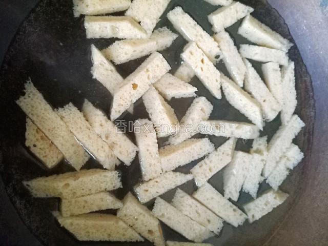 锅中加开水，焯一下面筋