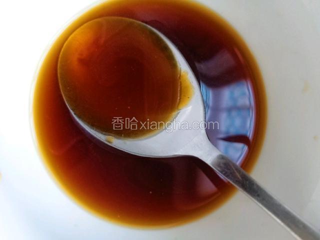 调汁，醋一勺半，生抽一勺，耗油小半勺，（醋，生抽，耗油是用同一个勺子量的）盐一小勺，白糖小半勺，鸡精小半勺（盐，白糖和鸡精是用另一个小勺子量的）