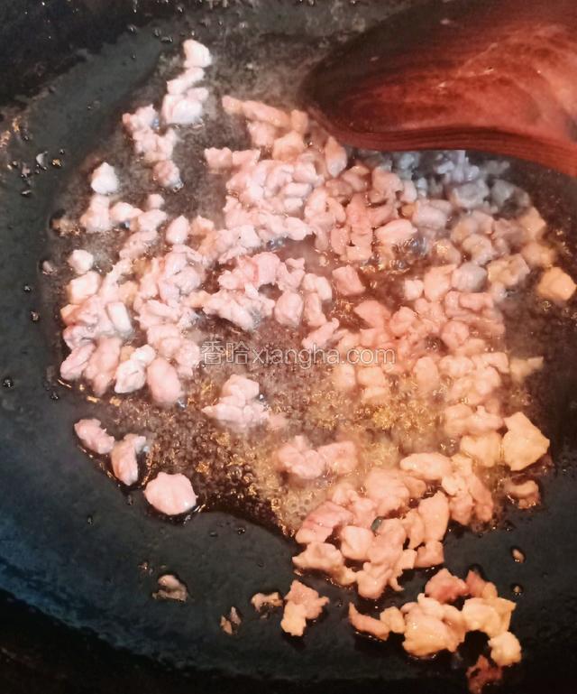炒锅中倒少许油，倒入肉末，倒入小半勺料酒，将肉末炒熟