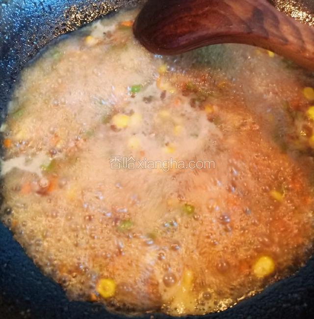 胡萝卜炒出油，倒入青椒，玉米粒，翻炒几下，倒入一碗水，一勺生抽，耗油半勺，盐一小勺，白糖小半勺