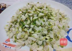 槐花麦饭的做法图解1