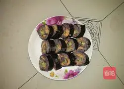 Illustration of how to make black rice and meat floss sushi 7