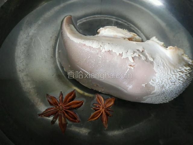 锅内放入清水和茴香开始卤猪舌