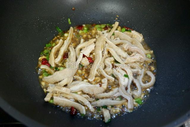 加入毛肚翻炒均匀