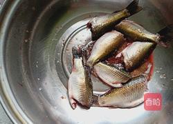 香辣小鲫鱼的做法图解1
